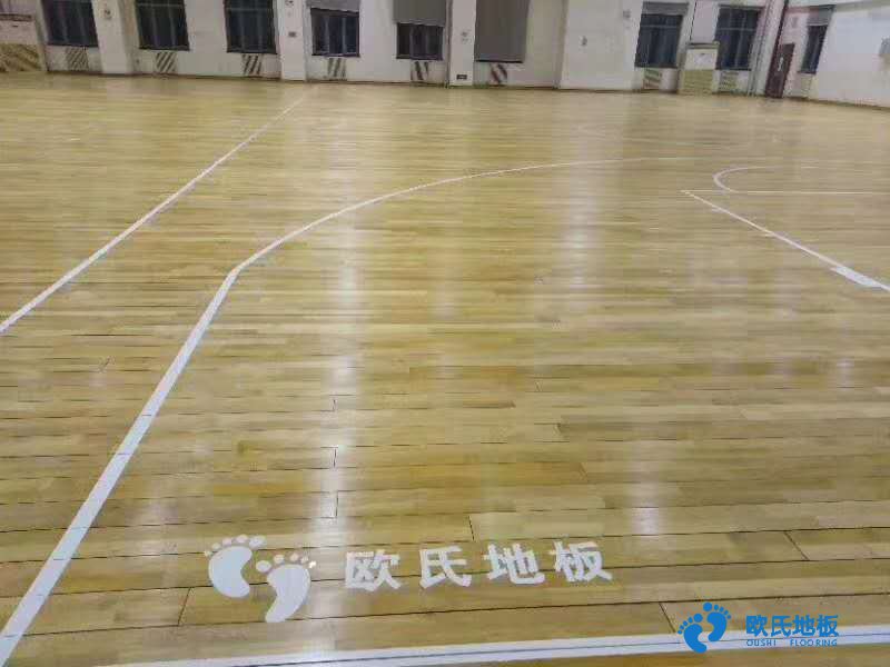 對于提倡全民健身的今天，體育活動越來越受到大家的重視，各種體育賽事應接不暇，因而對體育活動的各項配套要求也越來越高，體育木地板是龐大的運動木地板系統中的一種，也是廣受大家歡迎的運動地板種類。 體育木地板根據材質的不同可以劃分為實木地板、負離子木地板、強化木地板和實木復合地板等類型。這些種類都能在一定程度上滿足各種場地對地板的要求。 相比其他種類的木地板種類，體育木地板的性能要求要高出很多。高吸震性、承載性和抗變形性能是體育木地板的基本要求，并且由于運動員對地面要求比較苛刻，當地面達不到標準而出現滑或者澀的情況，都會影響運動員的發揮甚至受到傷害，所有體育木地板表面的摩擦系數要求是0.4-0.7之間。 除此之外，籃球場地的木地板還要求地板具備球體反彈能力，測試結果必須達到90%以上。 油漆也是體育木地板很重要的環節，油漆的程序可劃分為兩種，既可以在工廠使用UV漆完成，也可以在施工現場涂刷聚胺酯漆完成，但同樣需要滿足0.4-0.7的摩擦系數要求。